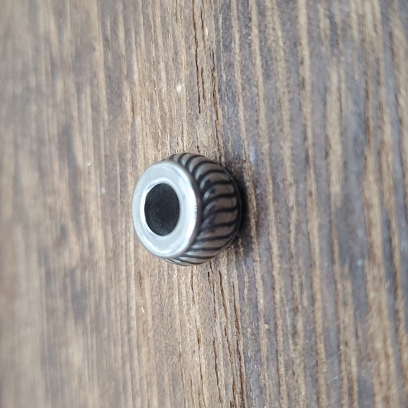 Swirl charm - Picture 2 of 2